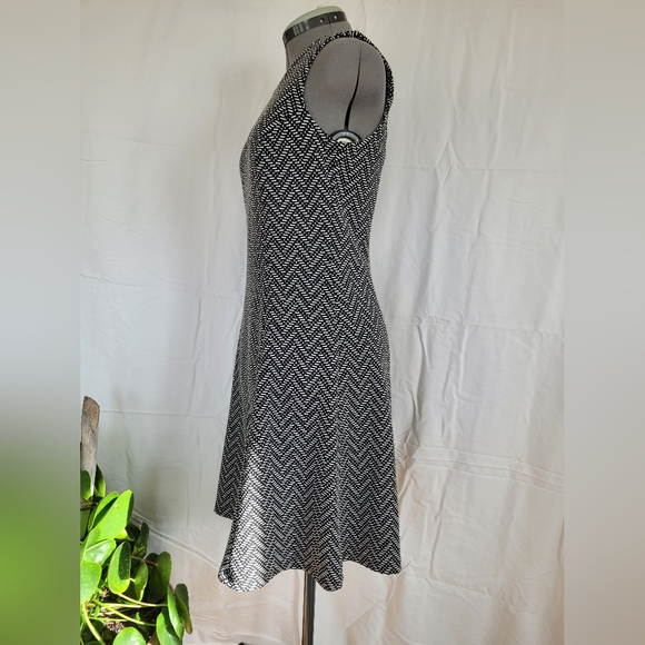 Black and white chevron knit dress size M - Picture 4 of 9